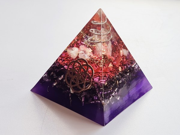 Orgonite pyramide graine de vie rosée violette